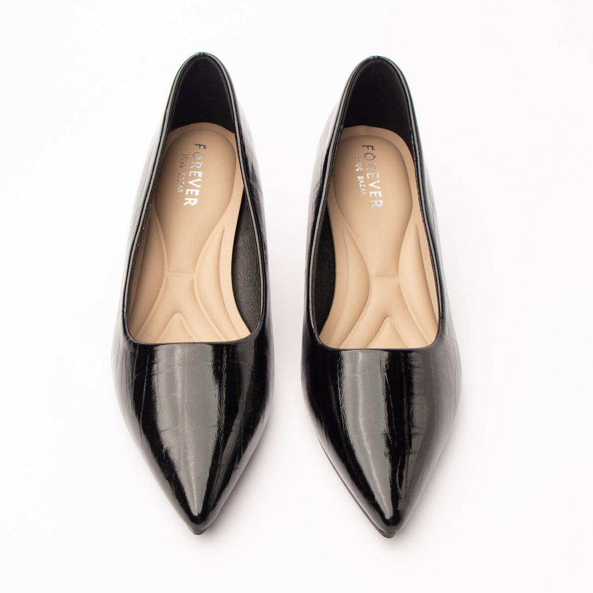 Black pumps for women, both shoes from the front