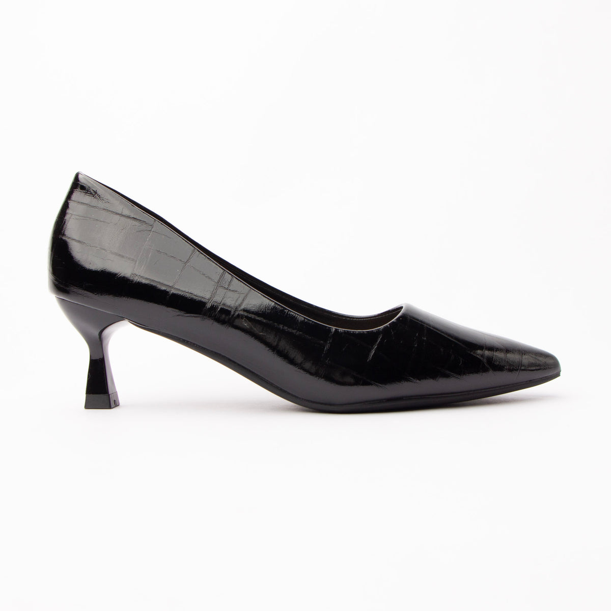 Black pumps for women, side view