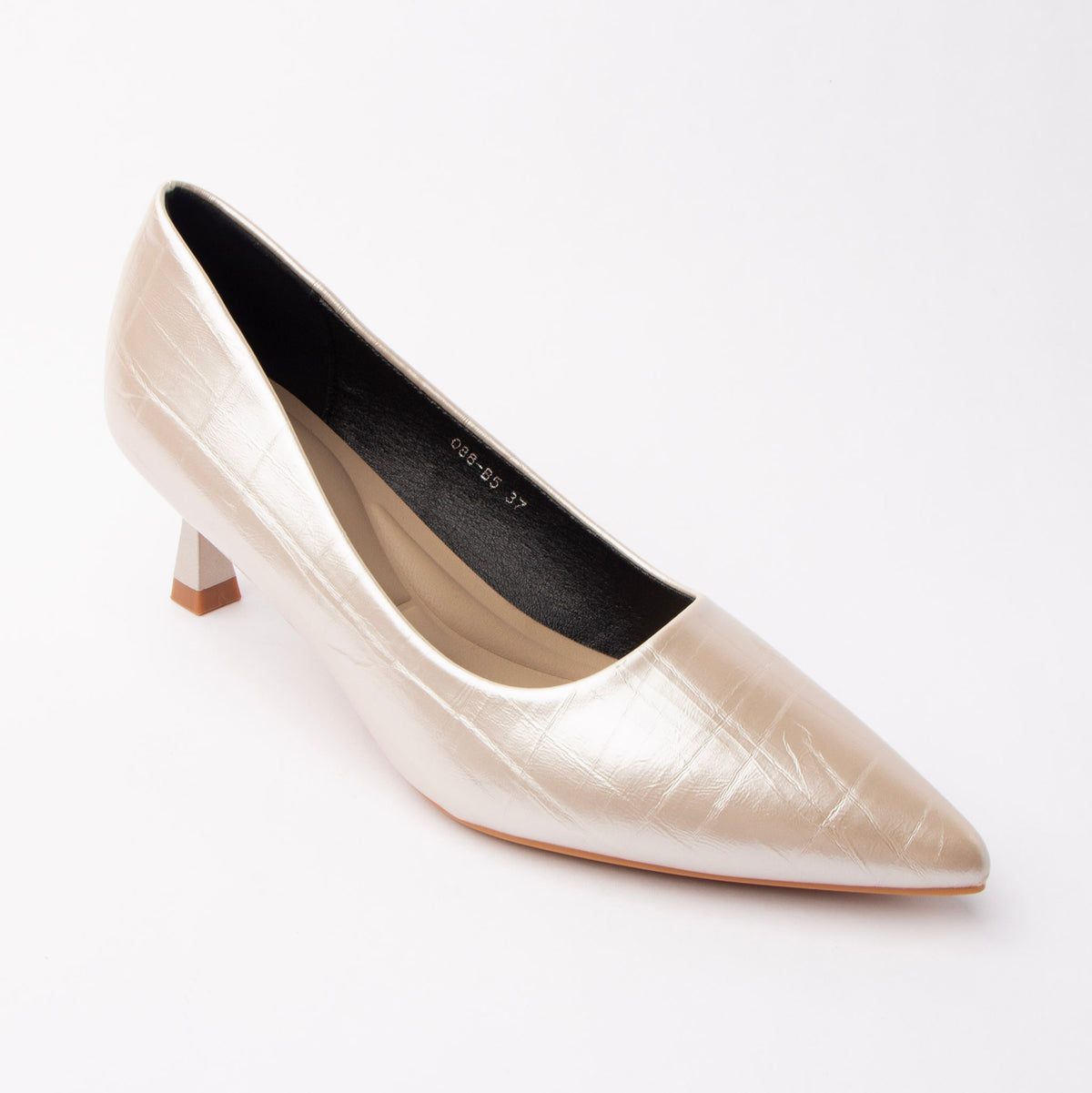 Beige pumps for women, three-quarter view