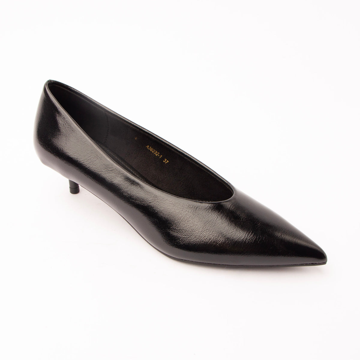 Black pumps for women, three-quarter view