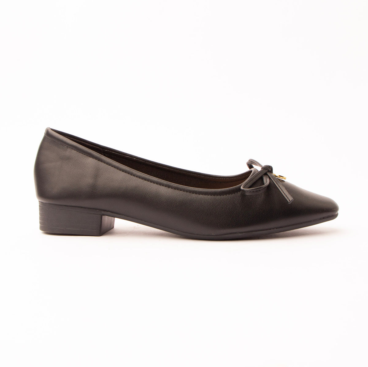 Black pumps for women, side view