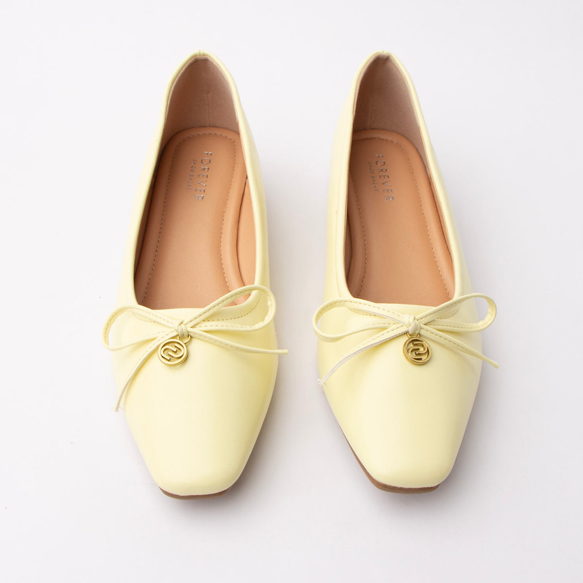 Yellow pumps for women, both shoes from the front