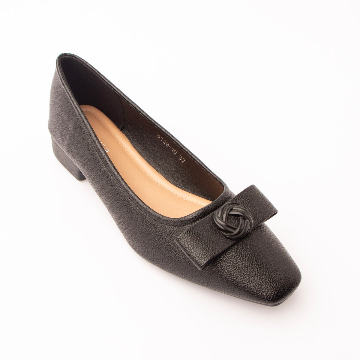 Black pumps for women, three-quarter view