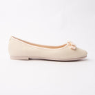Beige bow ballerina flats for women, a bright ivory ballerina flat with a fine pebble-and-lizard grain and glossy topline binding, carrying a double-loop ivory grosgrain bow clasped by a polished gold bar