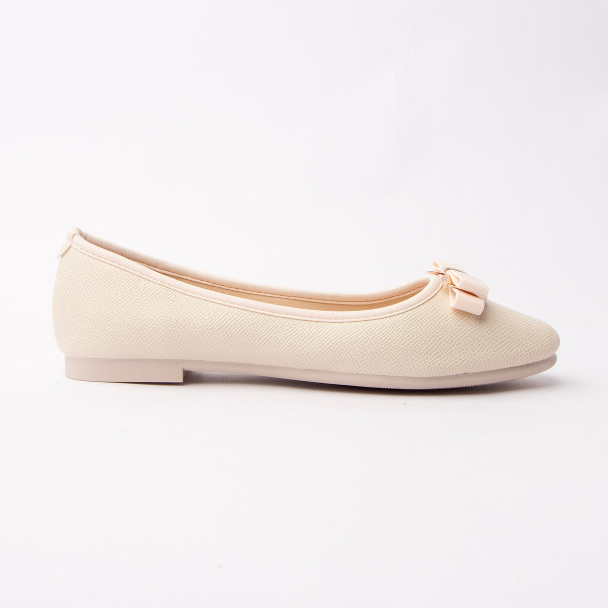 Beige bow ballerina flats for women, a bright ivory ballerina flat with a fine pebble-and-lizard grain and glossy topline binding, carrying a double-loop ivory grosgrain bow clasped by a polished gold bar