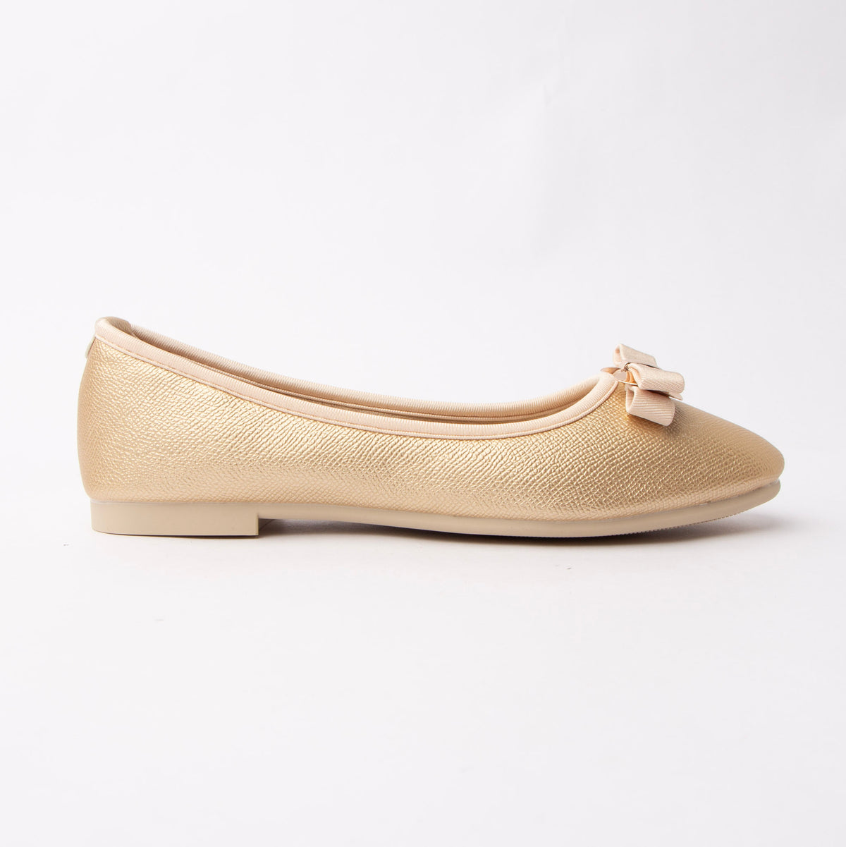 Gold bow ballerina flats for women, a soft champagne-gold metallic ballerina flat with a fine pebble grain and nude topline binding, carrying a double-loop nude grosgrain bow held by a polished gold bar