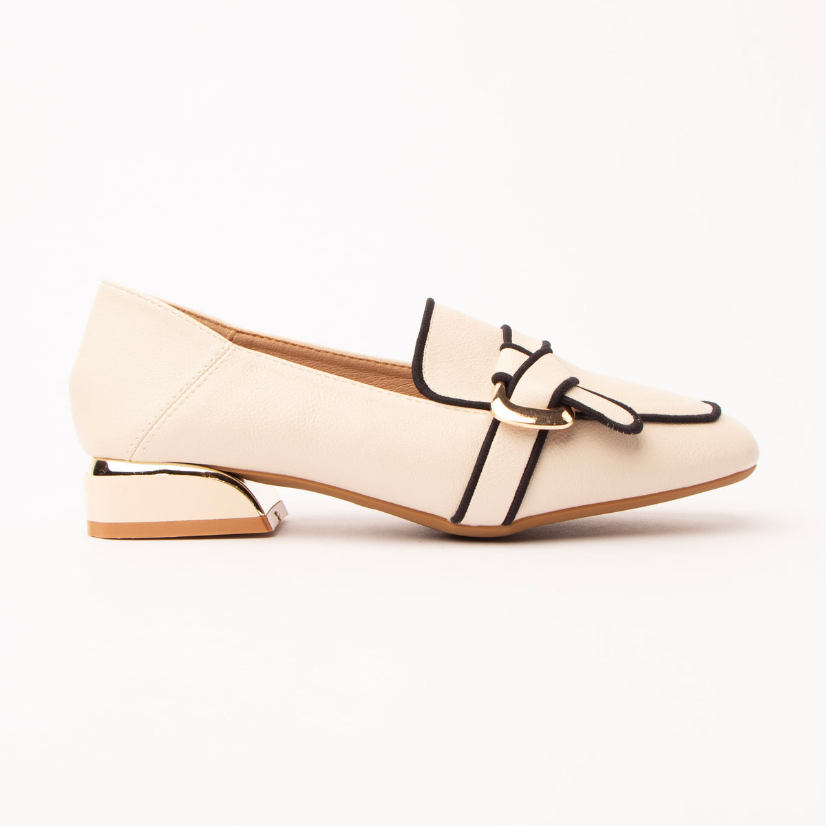 Beige piped block heel loafers for women, a bright ivory block-heel loafer outlined throughout in fine black piping, with a knotted ivory vamp strap held by a flat gold oval buckle and a squared heel plated in gold