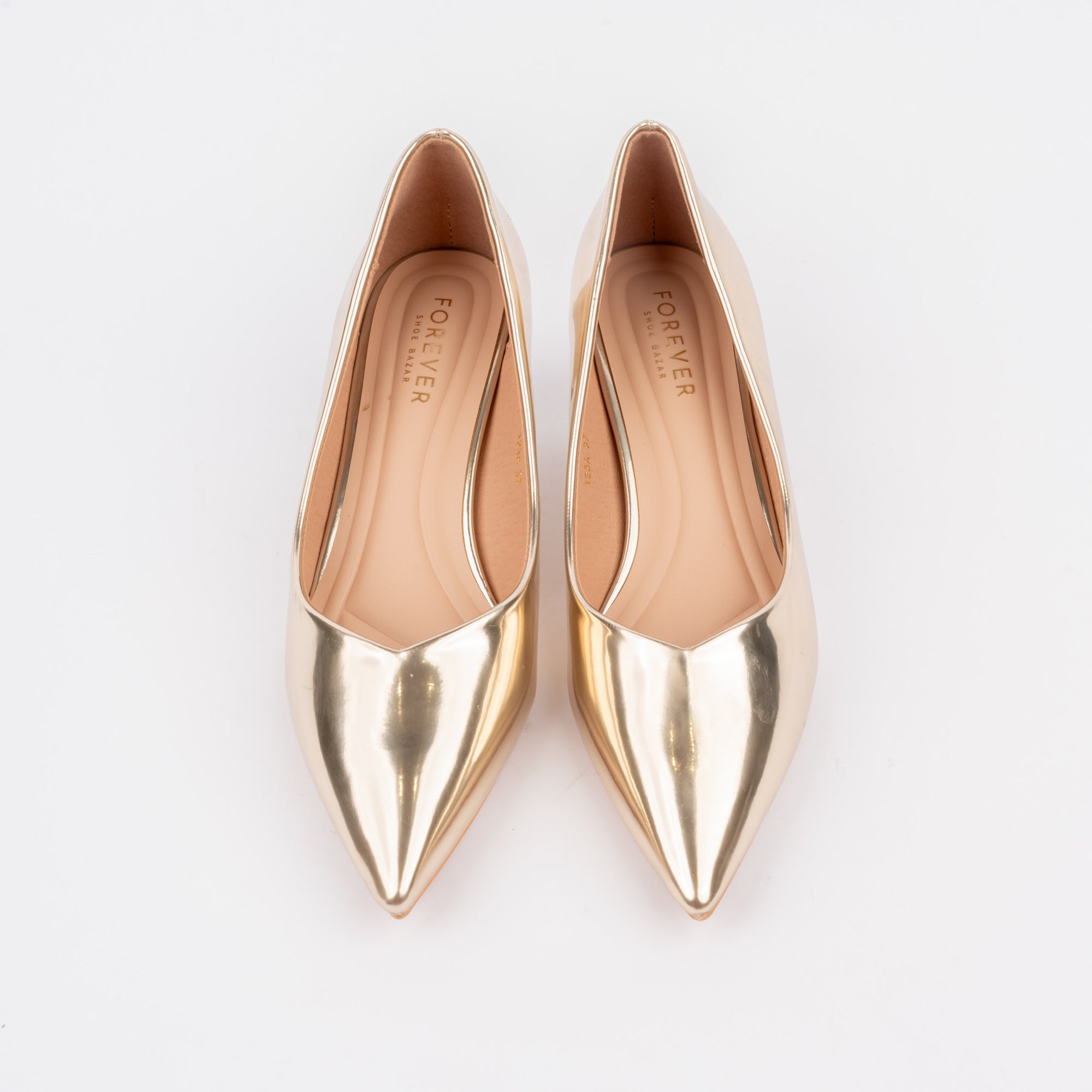 Gold pumps styled for party wear