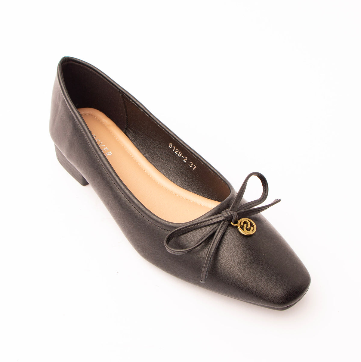 Black pumps for women, three-quarter view