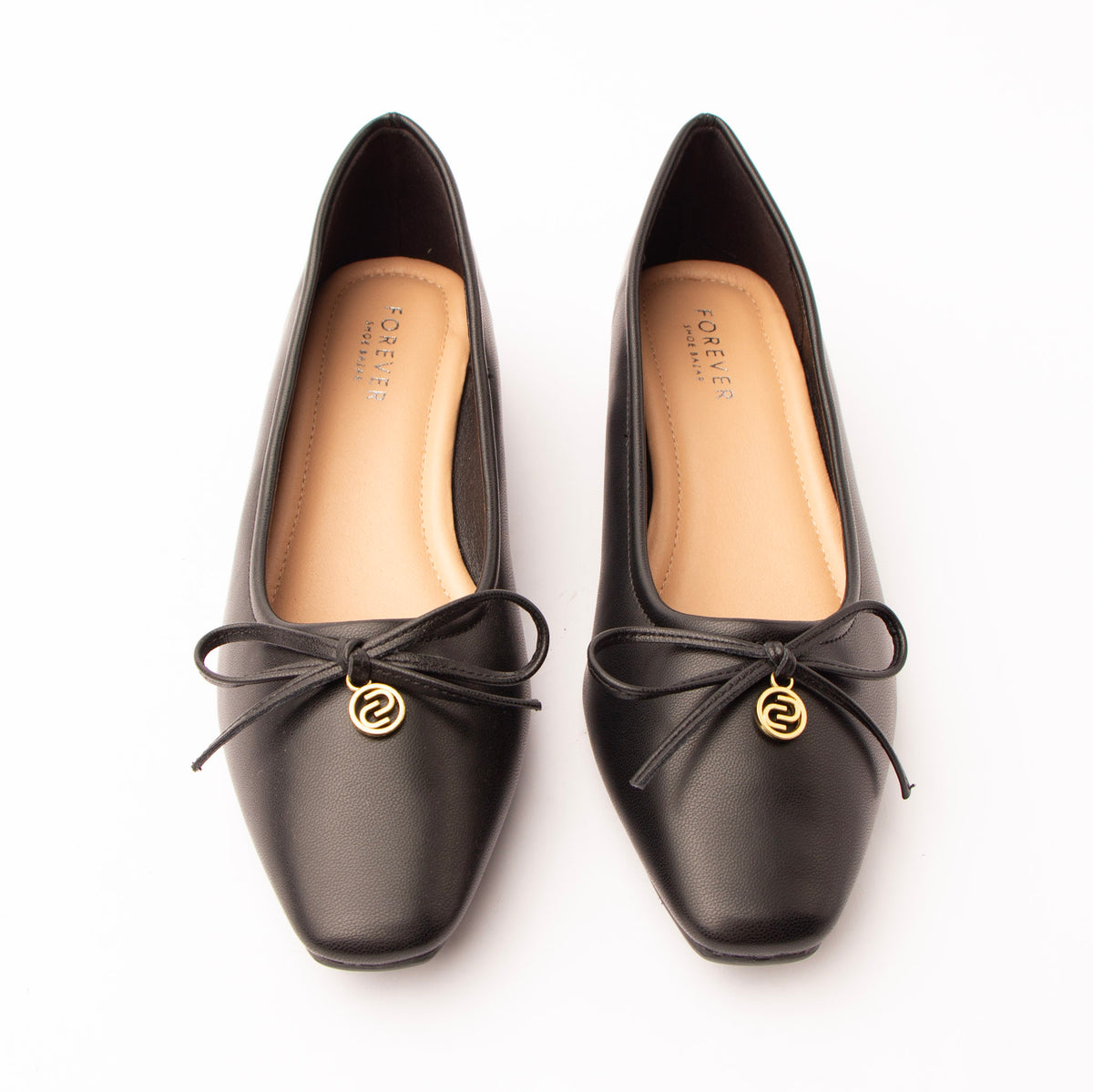 Black pumps for women, both shoes from the front