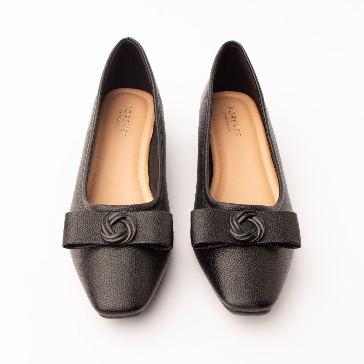 Black pumps for women, both shoes from the front