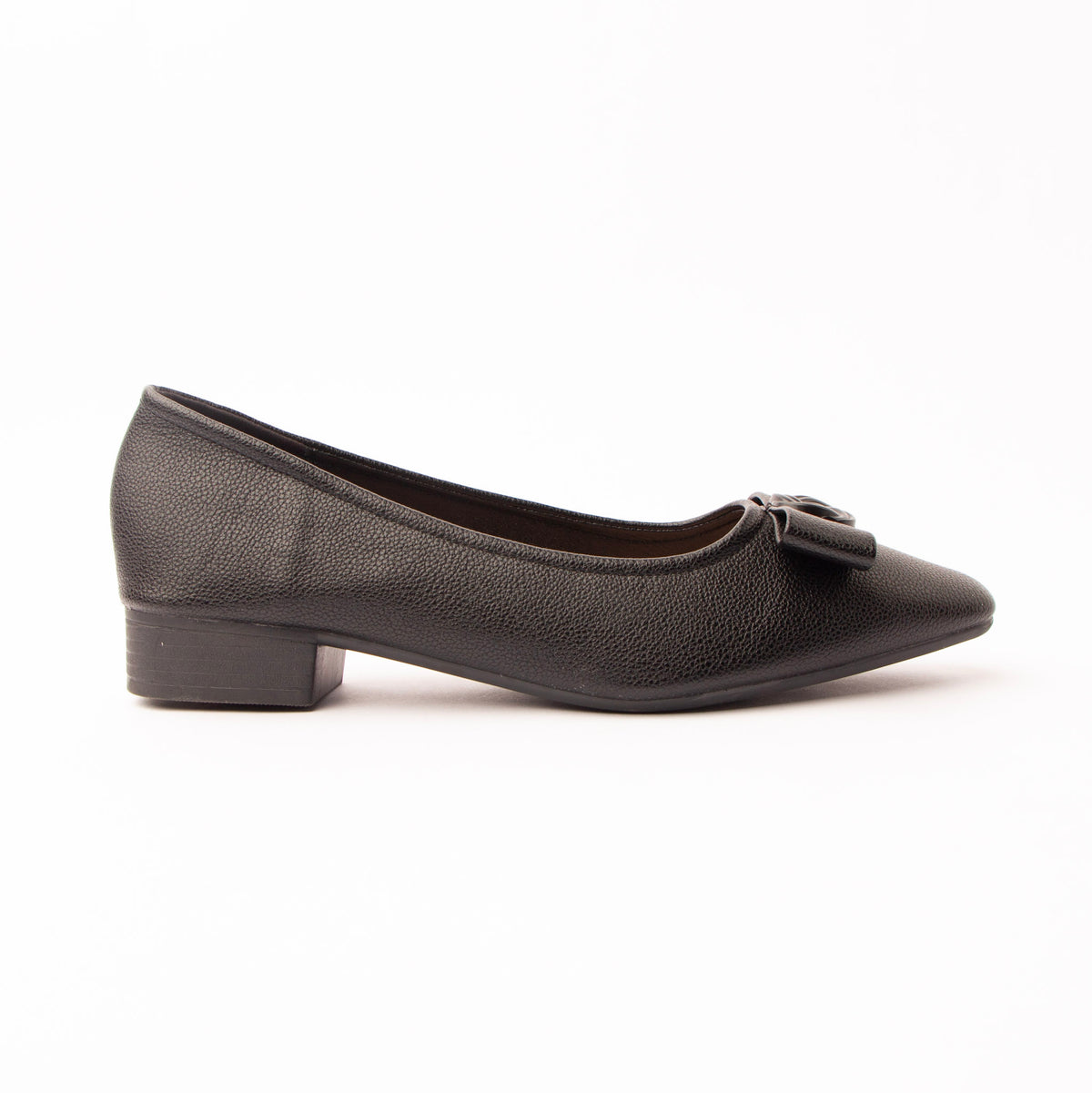 Black pumps for women, side view